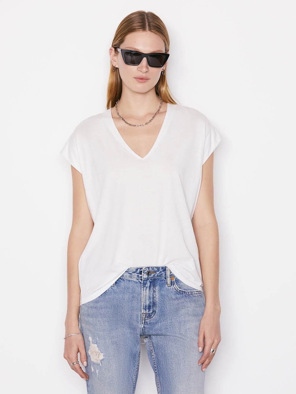 Frame Le Mid Rise V Neck Tee in Blanc